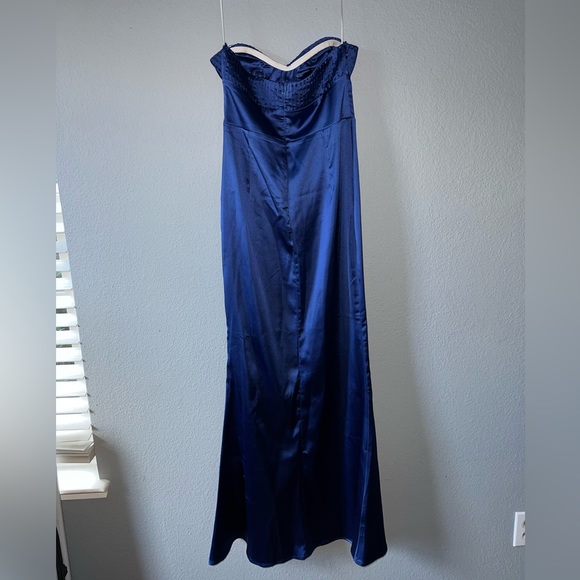 Wore once for prom, stretchy, very comfortable, doesn’t slip down. - Picture 3 of 4